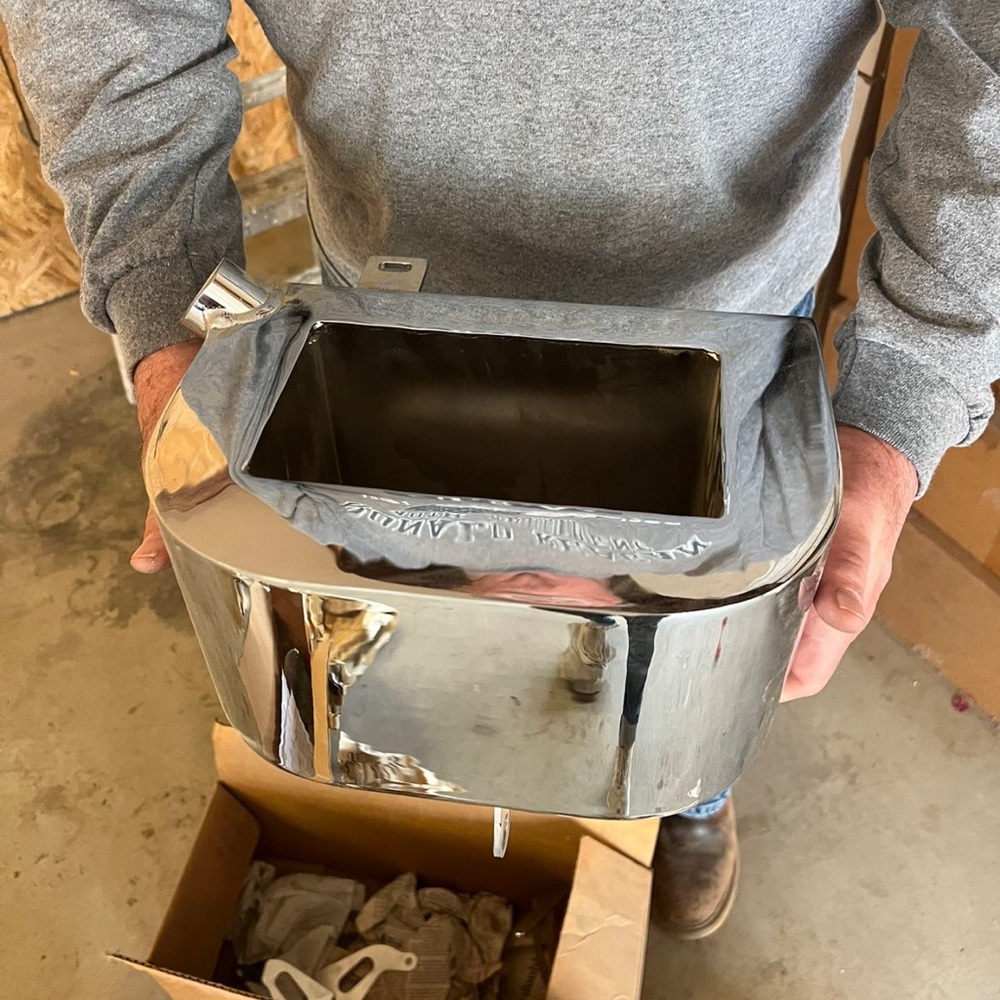 COPY - Motorcycle- Harley Chrome Oil Tank
New in box
We have 2 types of tanks
